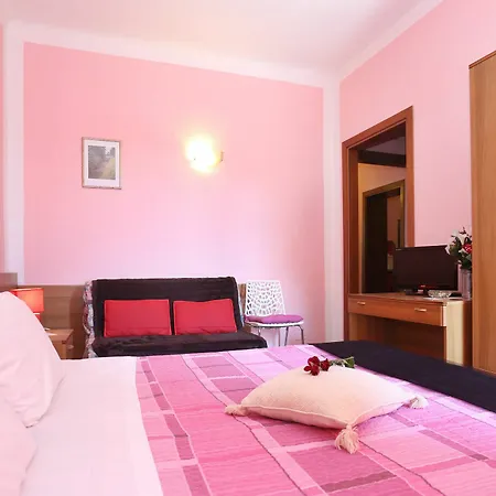La Rosa Guest house *